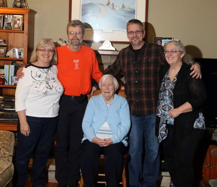 File:Elaine Luet Children.jpg